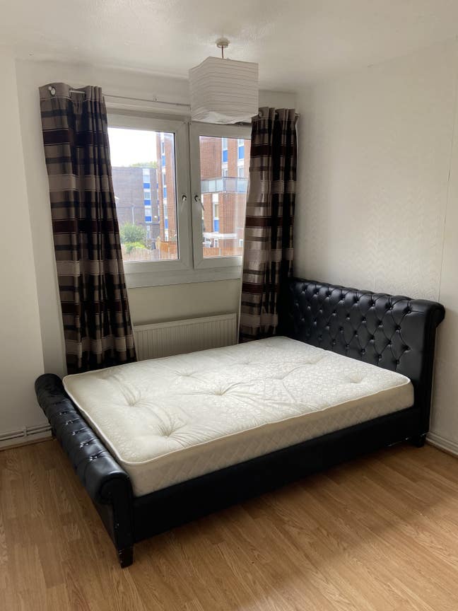 A large sized double room 5 mins from Mile End  Main Photo