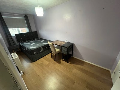 Double bed in maidstone town centre Main Photo
