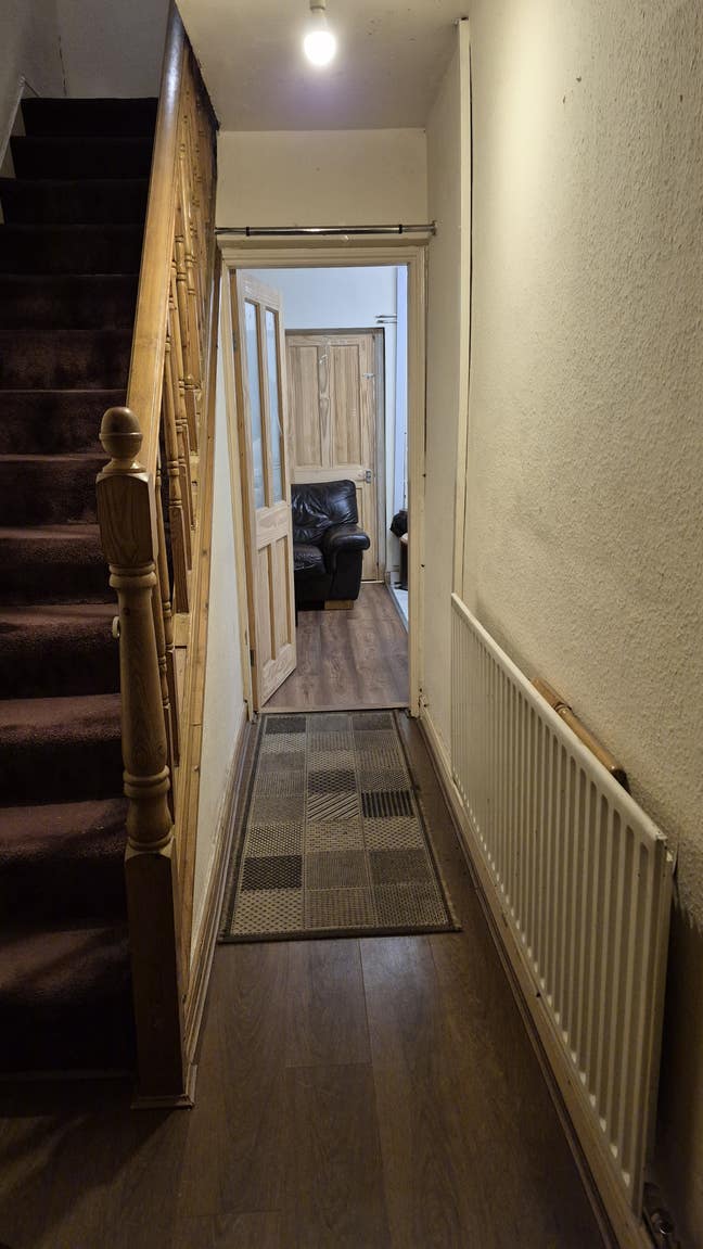 Spacious Room in a shared house Main Photo