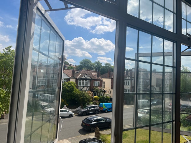 🌳 Lovely room in renovated home with parking 🦚 Main Photo