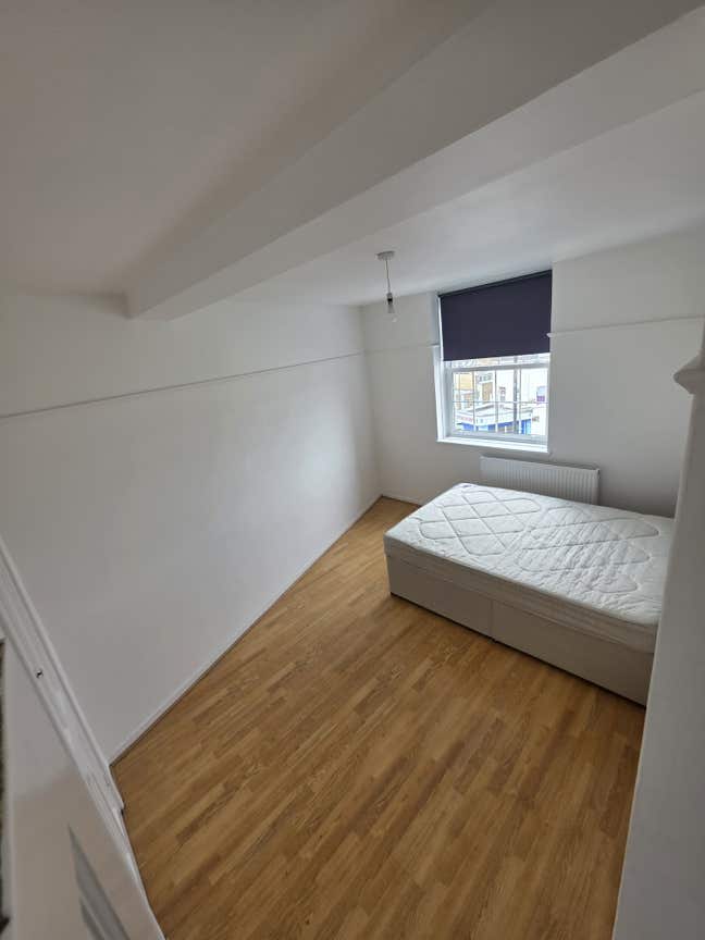 Spacious room available furnished  Main Photo