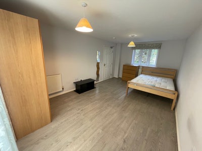 XL Double Room Own Bathroom Great Ashby Stevenage Main Photo