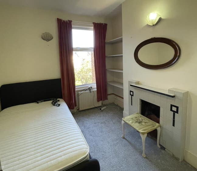 Small double in 3-bed house  Main Photo