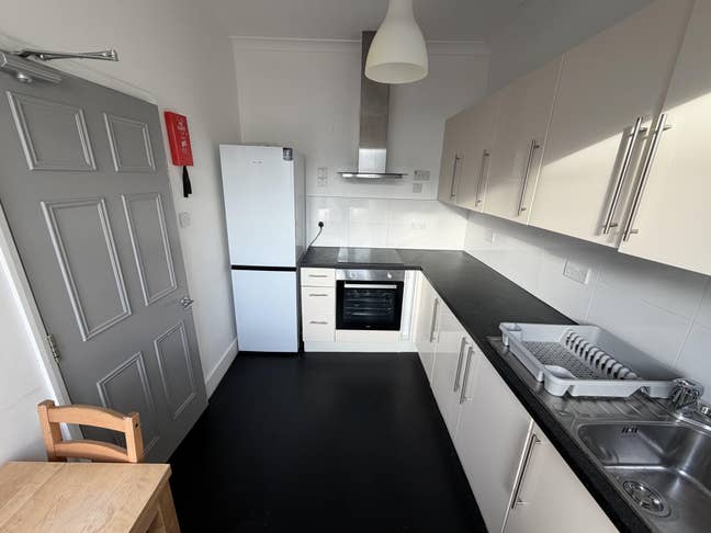 Room 3 Mins Walk to Brighton Hospital Bills Inc Main Photo