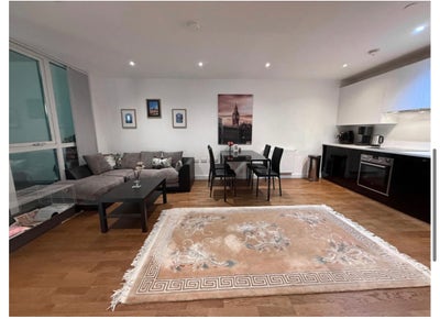 Luxury 2 Bed With Balcony  8 mins to Canary Wharf Main Photo