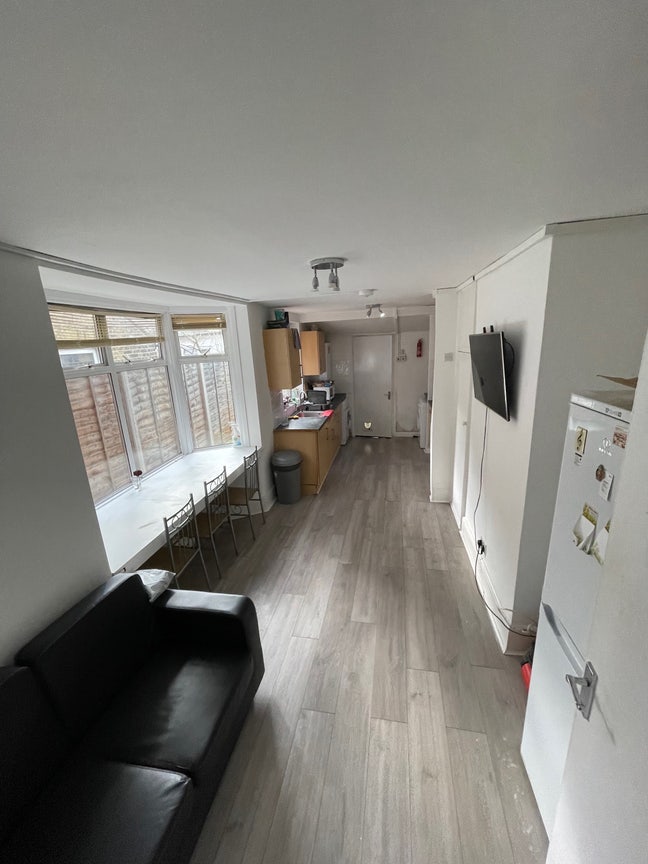 🌟 Modern Room – available  🌟 Main Photo