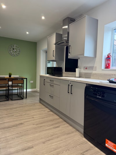  🌟  Luxury  En-Suite Room with office  (B97)🌟  Main Photo