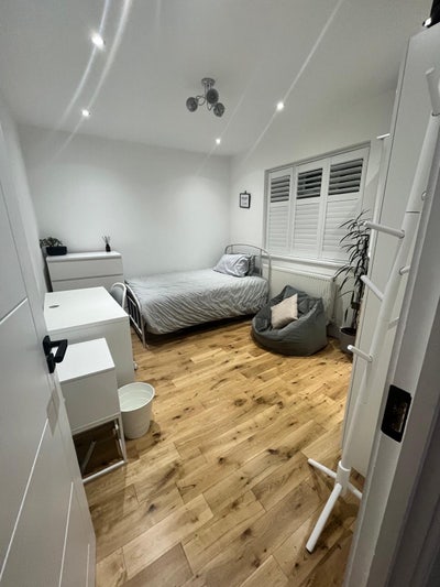 Professional room for females only in London  Main Photo