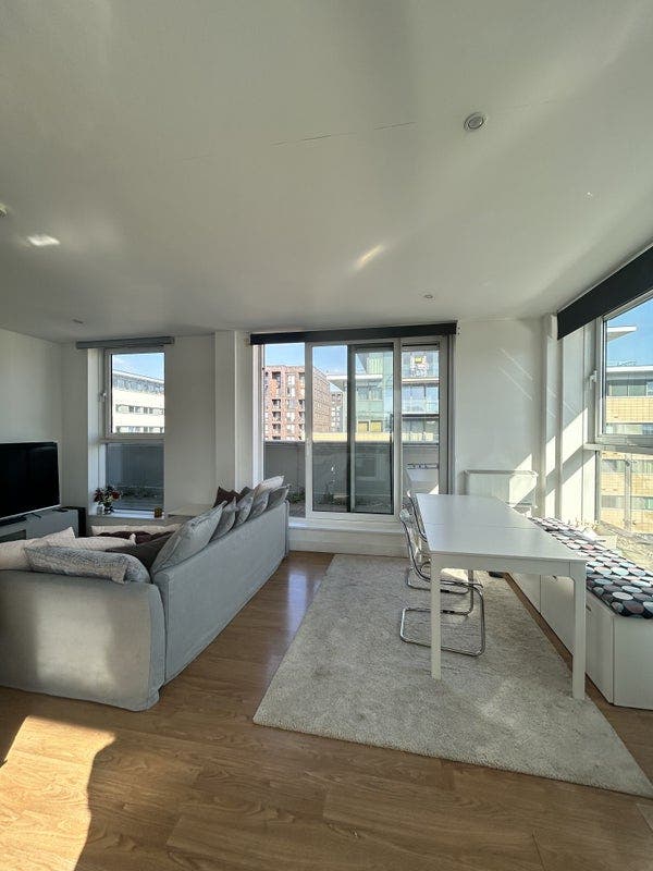 Bright Spacious Ensuite in Modern Waterside Flat Main Photo