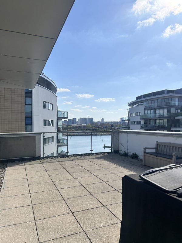 Light-filled Spacious Ensuite in Modern Penthouse Main Photo