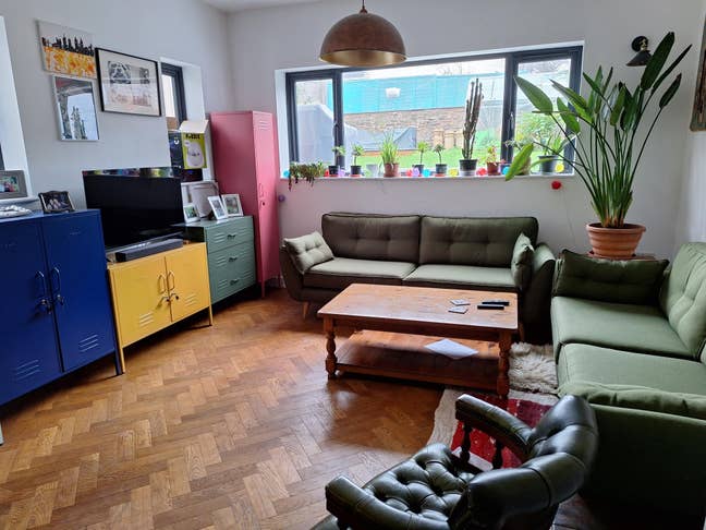 Large furnished room in family home Main Photo