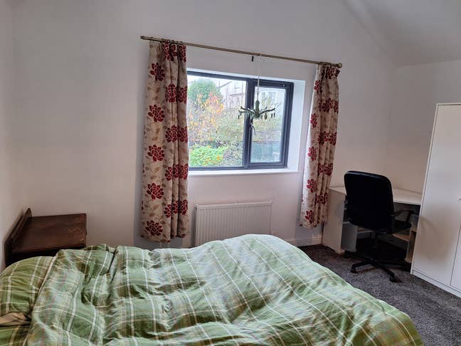 Large furnished room in family home Main Photo