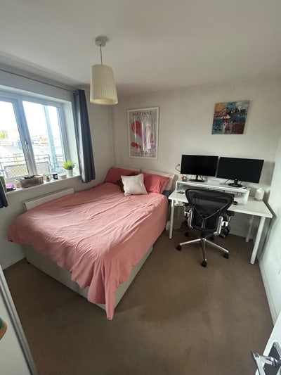 Gorgeous double bedroom with large private bathroo Main Photo