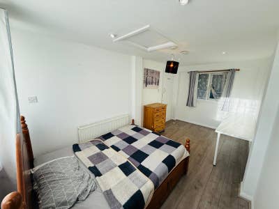 Spacious & Cosy Master Room for Rent in – UB5 6RX Main Photo