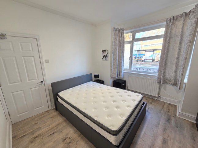 ✨ 2 Large Doubles with Living Room + Garden ✨ Main Photo