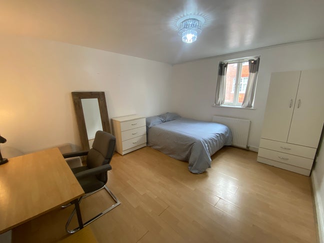 3 Bedroom Flat! 1 Amazing Room Available Now! Main Photo
