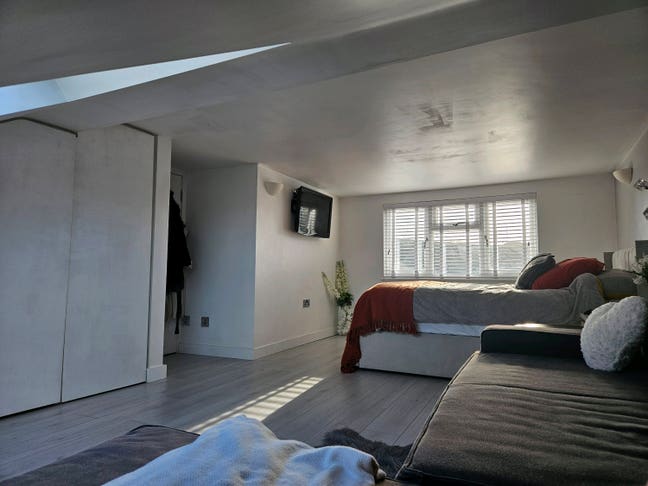 Bright large room in modern house Main Photo