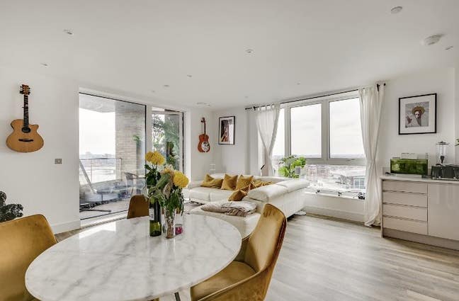 Battersea Double En Suite Modern Room Main Photo