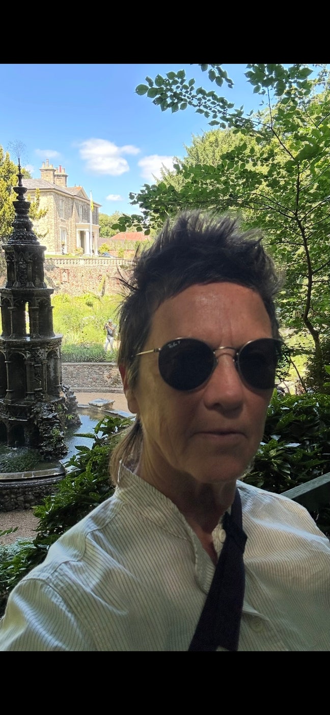 Hi there, I’m a professional female in my 5... Main Photo