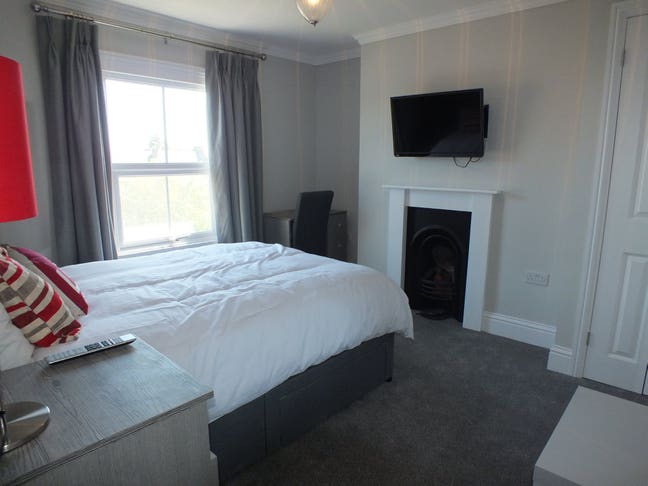 Was &pound;850, NOW &pound;795! - Professional House Share! Main Photo