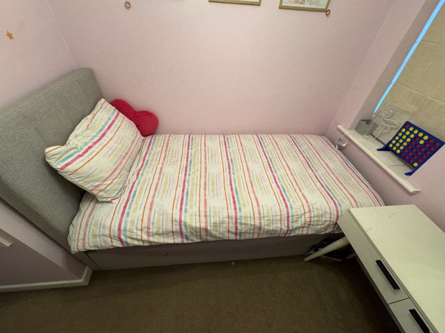 Furnished room Main Photo