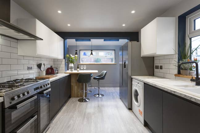 Two High-Quality Rooms Available – All Bills Incl. Main Photo