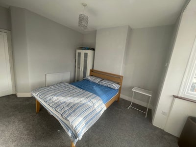 Room in a Family Home - Northend Main Photo