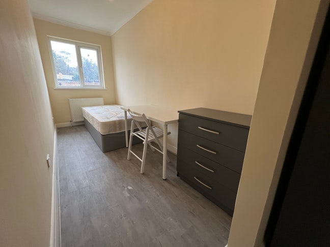 Single Room / Wembley / Near Tube & Buses Main Photo