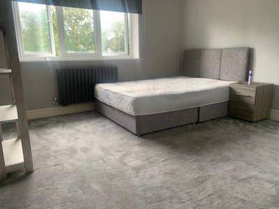 🏠🔑 Incredibly Spacious With Parking! Main Photo