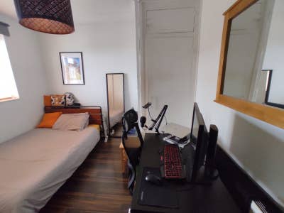 Double Room in Hackney Central. Frendly, calm home Main Photo