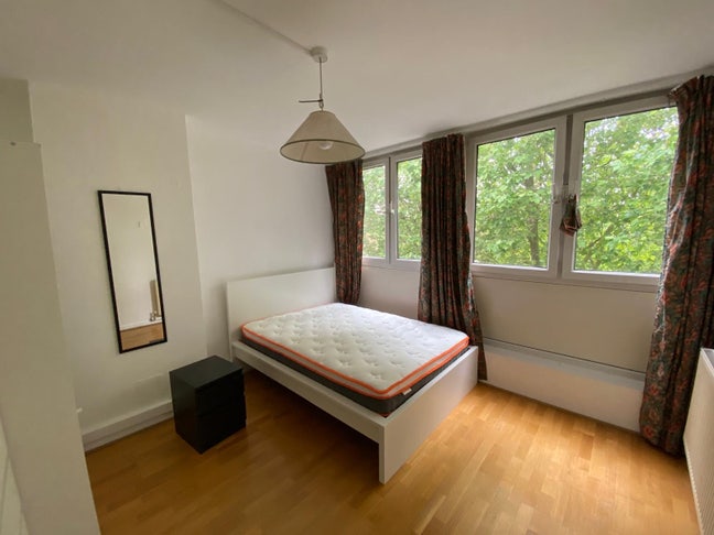 Bright bedroom in Clapham Junction Main Photo