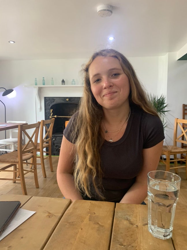 Female professional looking for a room Main Photo