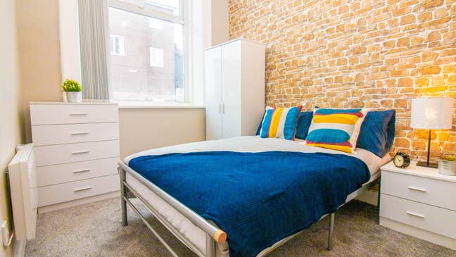 1 Double off Suite Room Available in L8! Main Photo