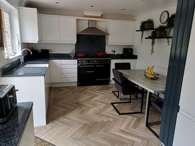 Small Double Room Salfords Main Photo