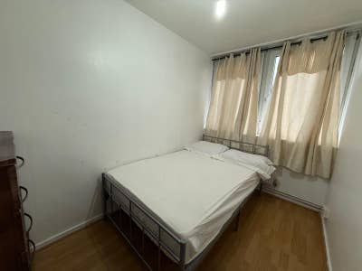 Spacious Semi-Double Bedrooms in E14 Main Photo