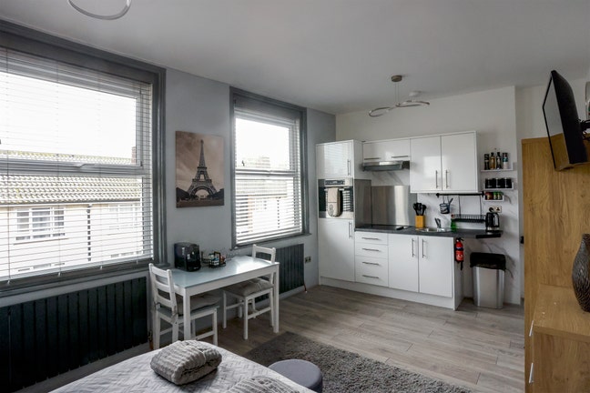 Self contained studio room Main Photo