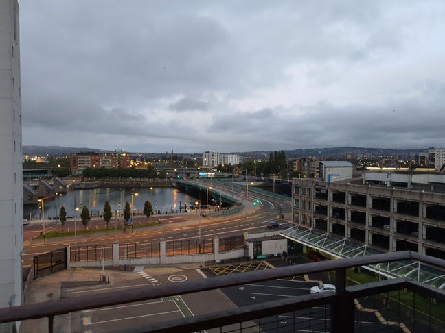 Double room furnished top floor apt with balcony Main Photo