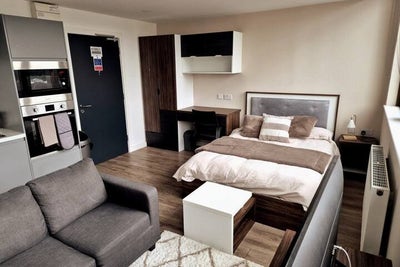 Studio Flat to Rent: Bills Included  Main Photo