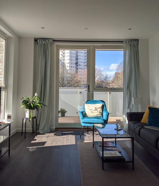 Double room in spacious flat Main Photo