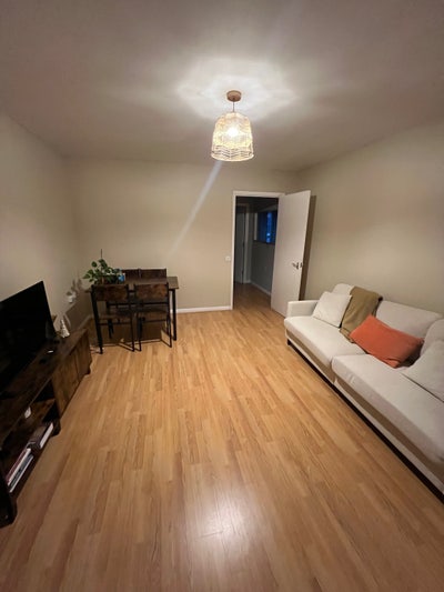 Specious bedroom in Notting hill - Females Main Photo