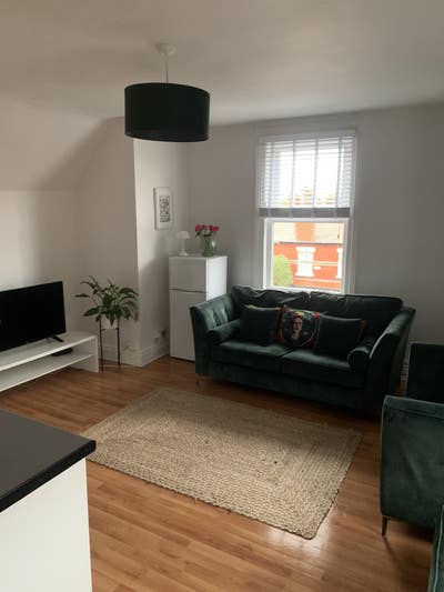 Bright and Airy Top Floor One Bedroom Apartment Main Photo