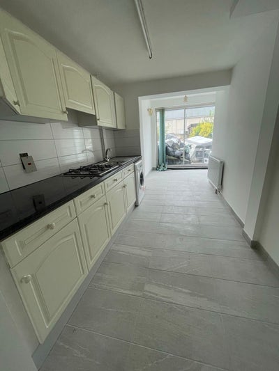 Newly Refurb House in quiet area  + garden  Main Photo