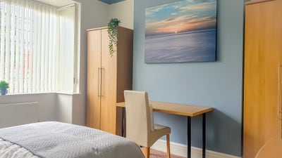 Large Room with Own  Bathroom Nr Stepping Hill  Main Photo