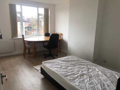 Large double bedroom for female student or pro  Main Photo