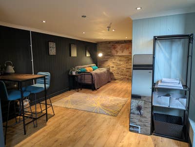 Huge private space, estuary view, for short let Main Photo