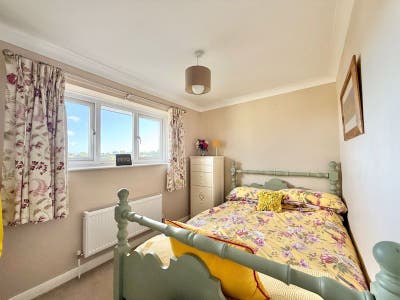 Double bedroom in comfortable family home Main Photo