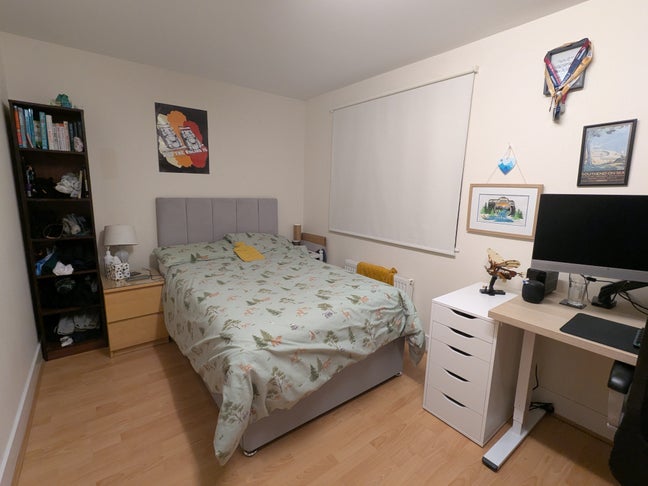 1 space in a 3 bed professional with train links. Main Photo