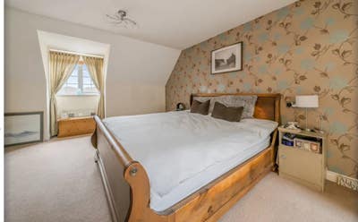 Bright Top-Floor Ensuite Room (Mon–Fri Let) – Peac Main Photo