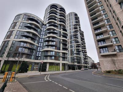 New: Principal Bedroom & Ensuite in 2-bed flat Main Photo