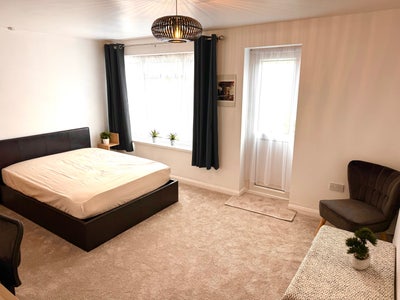 A spacious X-large room nr manor Royal /Gatwick  Main Photo